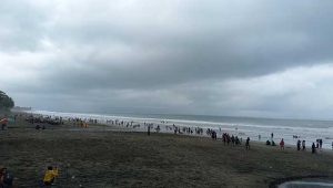 Ombak Pantai Selatan Sukabumi Gulung 10 Wisatawan