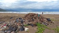 Pemandangan Pantai Talanca Loji Sukabumi, Sampah Menumpuk