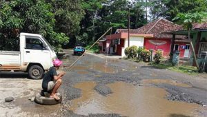 Warga Sindangbarang Cianjur Malah Mancing di Kubangan