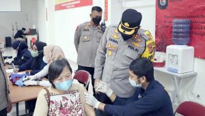 Warga Tionghoa di Kota Sukabumi, Divaksin Boster