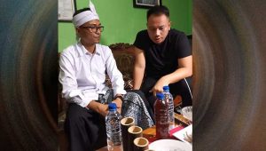 Sang Gladiator Vicky Prasetyo Datangi Cucu Mak Erot, Membahas Kebugaran Pria
