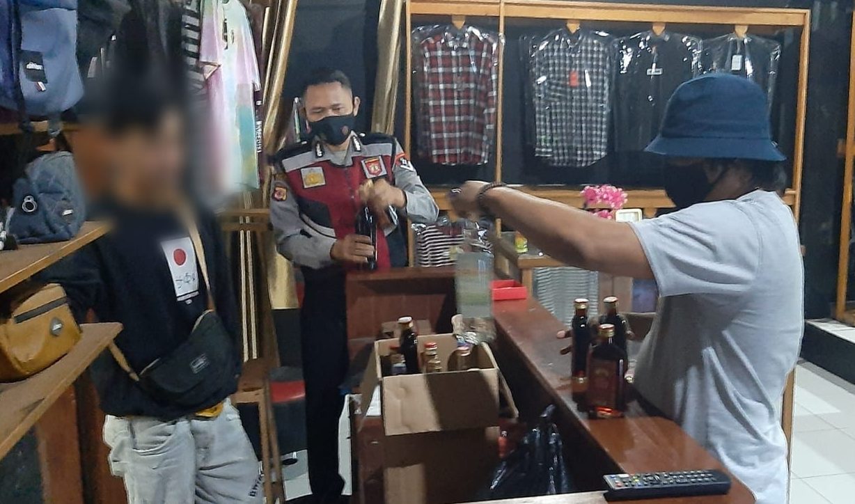Salah satu anggota Polsek Jampangkulon