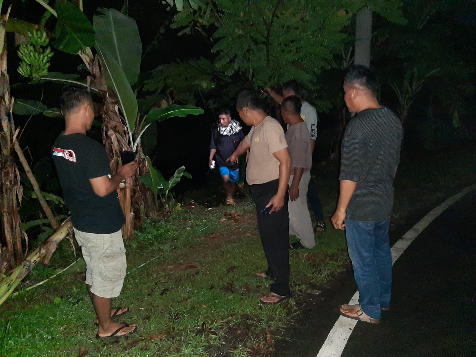 Petugas unit laka lantas Polres Sukabumi saat melakukan olah TKP