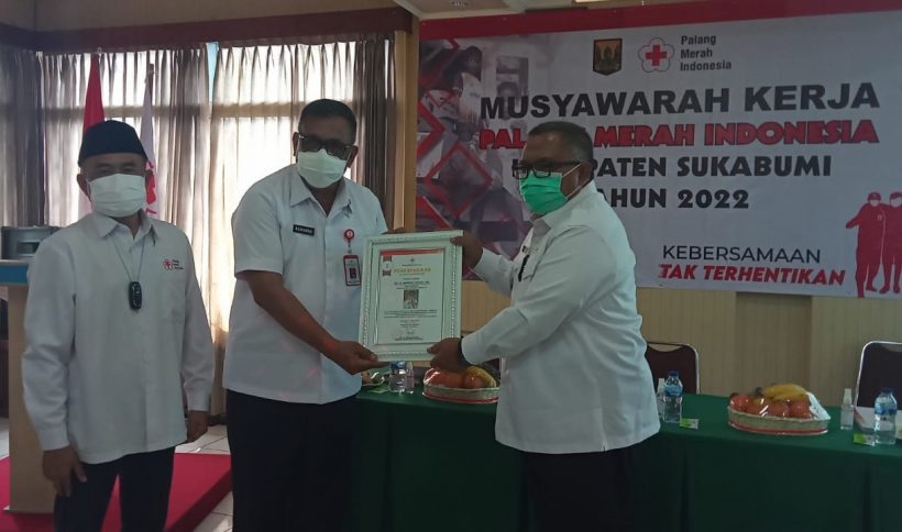 Penyerahan piagam penghargaan dari PMI Jabar kepada Bupati Sukabumi Marwan Hamami