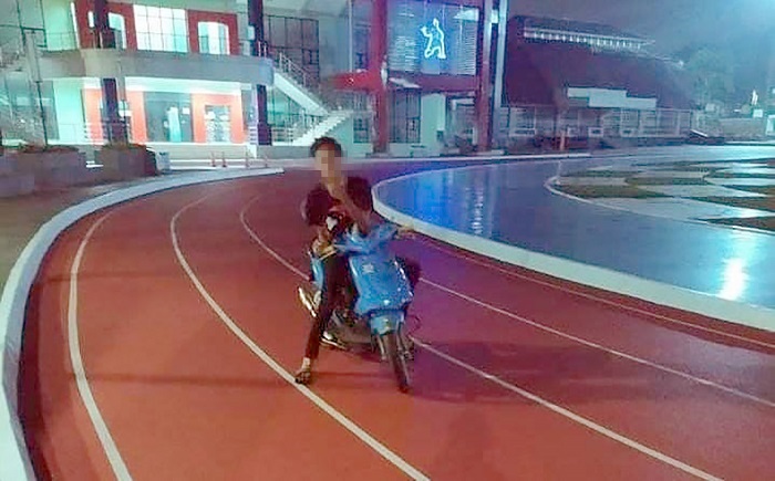 motornya di atas lintasan lari Lapang Merdeka