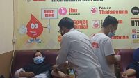 Salah seorang warga pada saat melakukan donor darah di PMI Kabupaten Sukabumi.