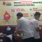 Salah seorang warga pada saat melakukan donor darah di PMI Kabupaten Sukabumi.
