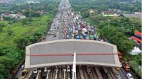 Ilustrasi antrean kendaraan terjebak macet di Pintu Tol Cikupa, Tangerang, Banten, pada mudik lebaran 2021.