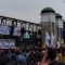 Sejumlah mahasiswa memanjat pagar