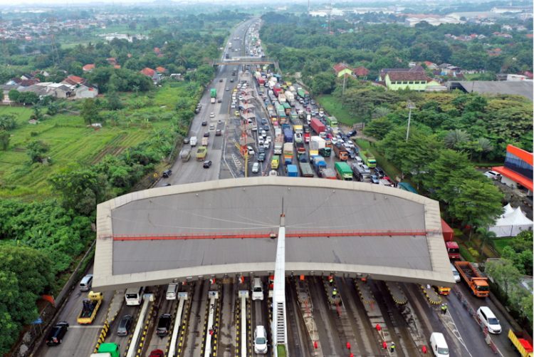 Ilustrasi antrean kendaraan terjebak macet di Pintu Tol Cikupa, Tangerang, Banten, pada mudik lebaran 2021.