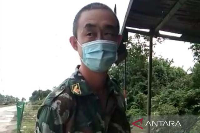 Seorang Tenaga Kerja Asing terekam video warga mengenakan seragam diduga mirip seragam militer