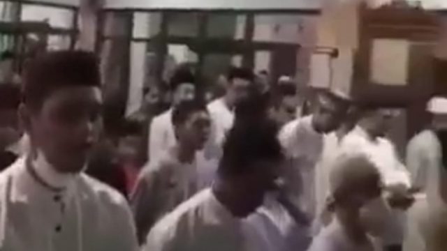 Jamaah shalat Tarawih menyanyikan lagu Indonesia Raya