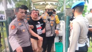 Hadiri Demo, Dosen UI Ade Armando Babak Belur, Celananya Hilang, Begini Kondisinya