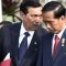Presiden Joko Widodo saat dibisiki Menteri Koordinator Bidang