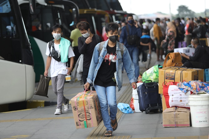 Terminal Pulo Gebang dipenuhi calon penumpang yang hendak mudik