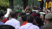 Unjuk Rasa Diwarnai Hujan Lebat, Mahasiswa Teriak: Pawang Hujan Mana Nih Pawang Hujan