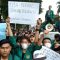 Sejumlah mahasiswa melakukan unjuk rasa di depan Istana Bogor