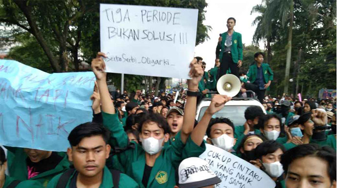 Sejumlah mahasiswa melakukan unjuk rasa di depan Istana Bogor