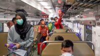 Penumpang menaiki kereta Jayabayamalang jurusan Jakarta-Malang di Stasiun