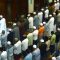 Umat muslim melaksanakan salat tarawih.