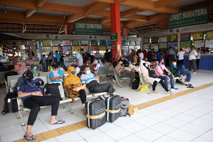 Sejumlah calon pemudik menanti kedatangan bus