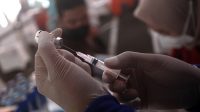 Petugas kesehatan menyuntikan vaksin Booster Covid-19