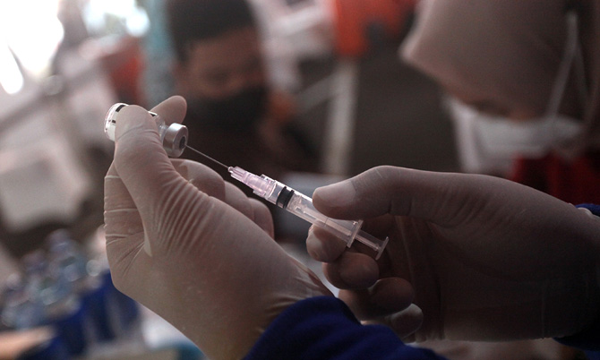 Petugas kesehatan menyuntikan vaksin Booster Covid-19