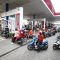Sejumlah pengendara mengantri untuk