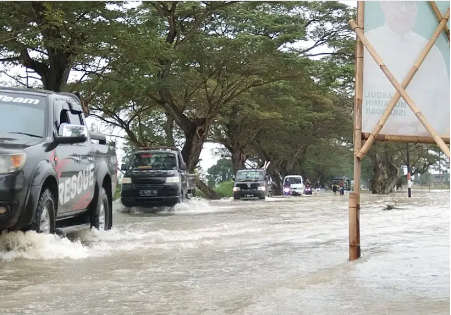 banjir menggenangi jalan Bayalangu.