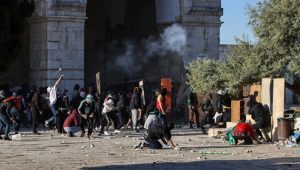 Pasukan Israel Serang Masjid Al-Aqsa, Ratusan Warga Palestina Terluka