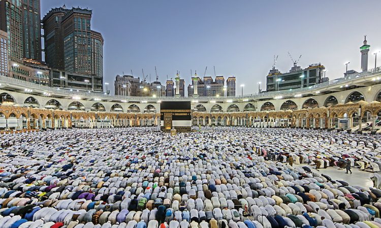 Umat Islami dari berbagai negara melaksanakan salat di Masjidilharam pada