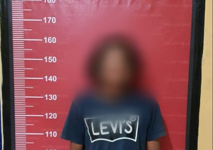 JPS (34)  Pelaku pencurian perabotan rumah saat dilakukan pemeriksaan di mapolsek Cibadak.