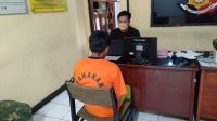 Unit Reskrim Polsek Cicurug, Polres Sukabumi, saat memeriksa terduga pelaku pencabulan kepada anak
