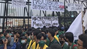 Ribuan Mahasiswa Mulai Kepung Gedung DPR, Pagar Dipanjat dan Teriak: Sudah Cukup Masyarakat Dibuat Susah Rezim Ini