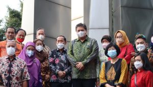 Sambangi Keluarga Tragedi ‘98, menko Airlangga: Mereka Pelopor Semangat Reformasi untuk Indonesia Sejahtera