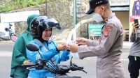 Polres Sukabumi Bagikan Masker Gratis Kepada Warga di Gunungbutak Palabuhanratu
