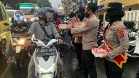 Polwan Polres Sukabumi Kota membagikan takjil
