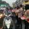 Polwan Polres Sukabumi Kota membagikan takjil