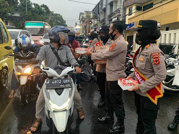 Polwan Polres Sukabumi Kota membagikan takjil