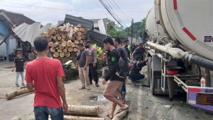 Human Error, Tronton di Sukabumi Seruduk Truk Bermuatan Kayu dan Steam