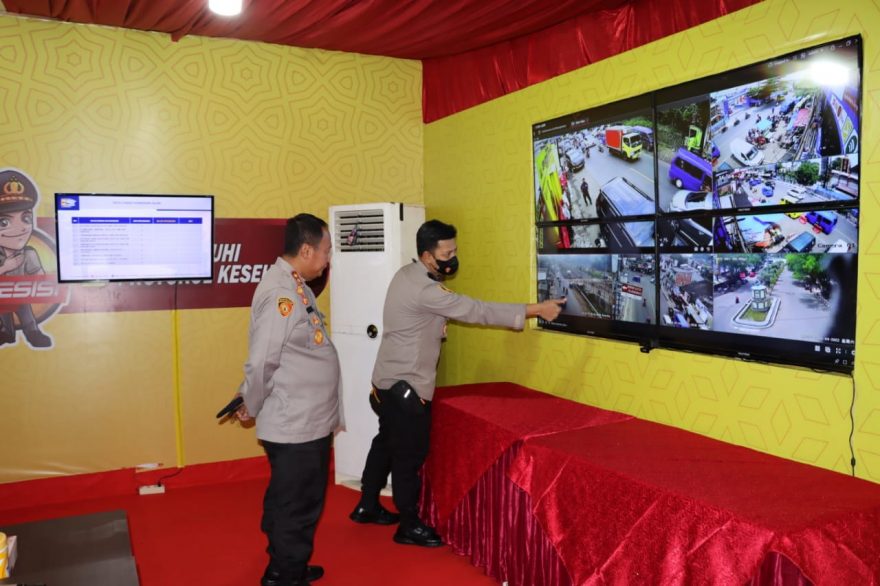 Kapolres Sukabumi AKBP Dedy Darmawansyah saat menunjukan situasi arus lintas yang terpantau CCTV kepada Kapolda Jabar Irjen Pol Suntana