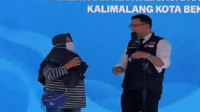 Koplak! Gubernur Ridwan Kamil Kasih Sepeda Emak-emak Usai Sukses Nyanyikan Lagu ‘Pacarku Ada 5’