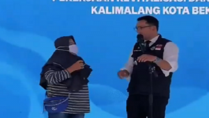 Koplak! Gubernur Ridwan Kamil Kasih Sepeda Emak-emak Usai Sukses Nyanyikan Lagu ‘Pacarku Ada 5’