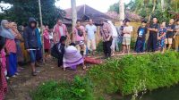 jasad Anna (45) warga Kampung Dangdeur, RT 007/010, Kelurahan Surade, Kecamatan Surade, ditemukan tewas di kolam bekas