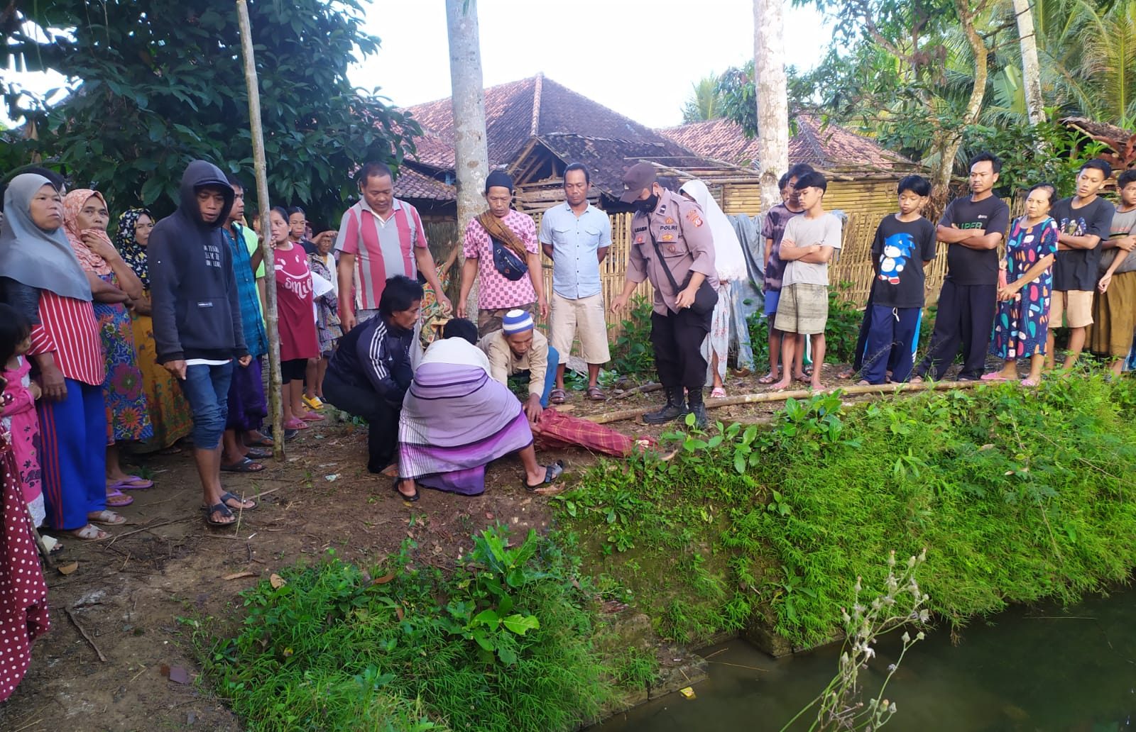 jasad Anna (45) warga Kampung Dangdeur, RT 007/010, Kelurahan Surade, Kecamatan Surade, ditemukan tewas di kolam bekas