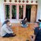 Petugas Polsek Tegalbuleud Polres Sukabumi, saat meninjau rumah kediaman Abdul Latif