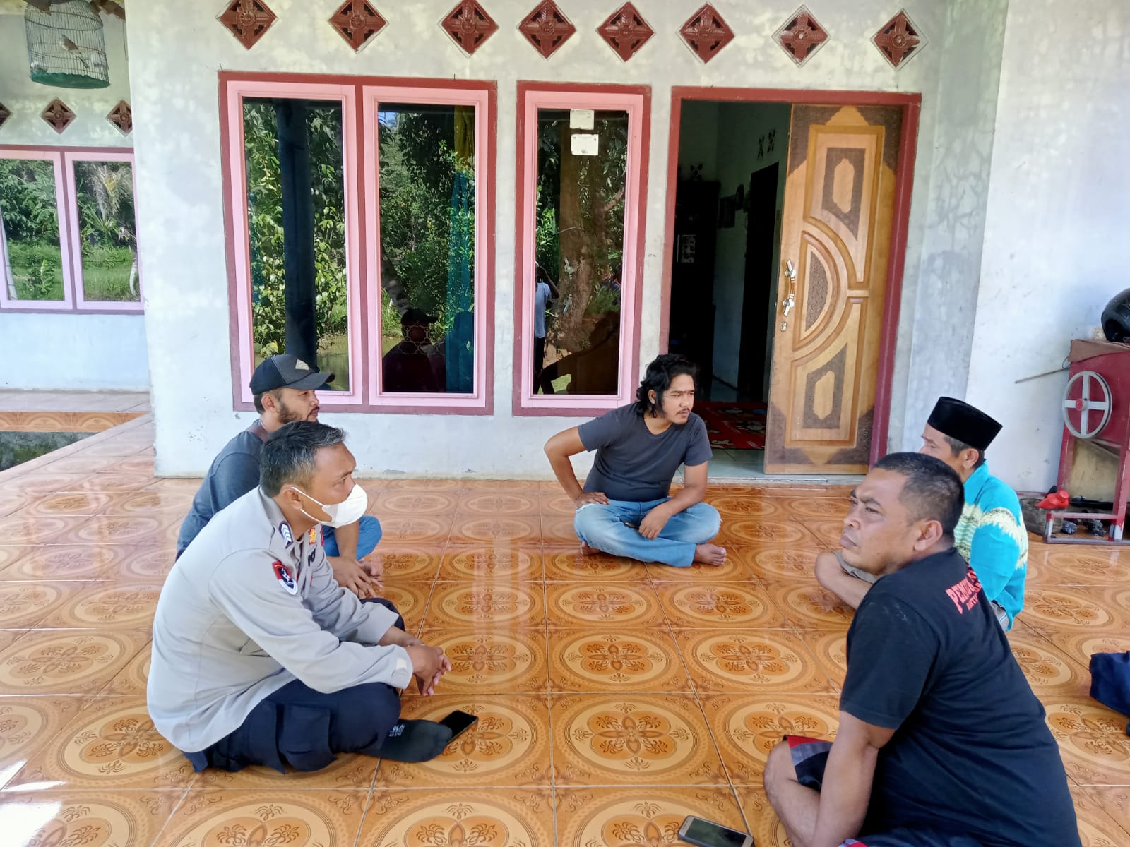 Petugas Polsek Tegalbuleud Polres Sukabumi, saat meninjau rumah kediaman Abdul Latif