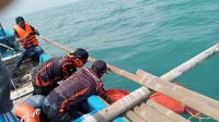 Sejumlah petugas dan nelayan saat melakukan evakuasi Mr X yang mengambang di perairan wisata Taman Pandan, Desa Cikangkung, Kecamatan Ciracap