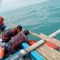 Sejumlah petugas dan nelayan saat melakukan evakuasi Mr X yang mengambang di perairan wisata Taman Pandan, Desa Cikangkung, Kecamatan Ciracap