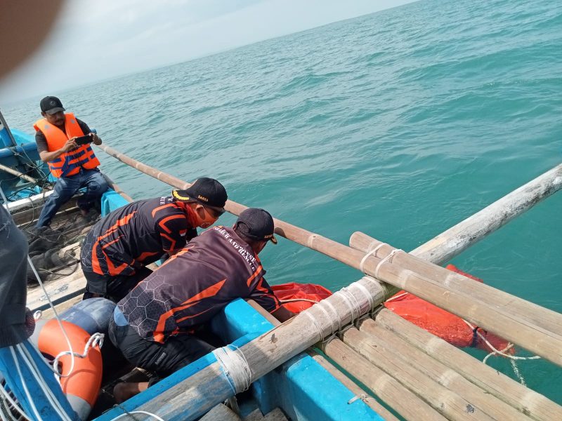 Sejumlah petugas dan nelayan saat melakukan evakuasi Mr X yang mengambang di perairan wisata Taman Pandan, Desa Cikangkung, Kecamatan Ciracap